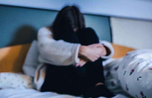 校园霸凌事件引发社会震惊，14岁男生校内厕所遭霸凌致腰部骨折